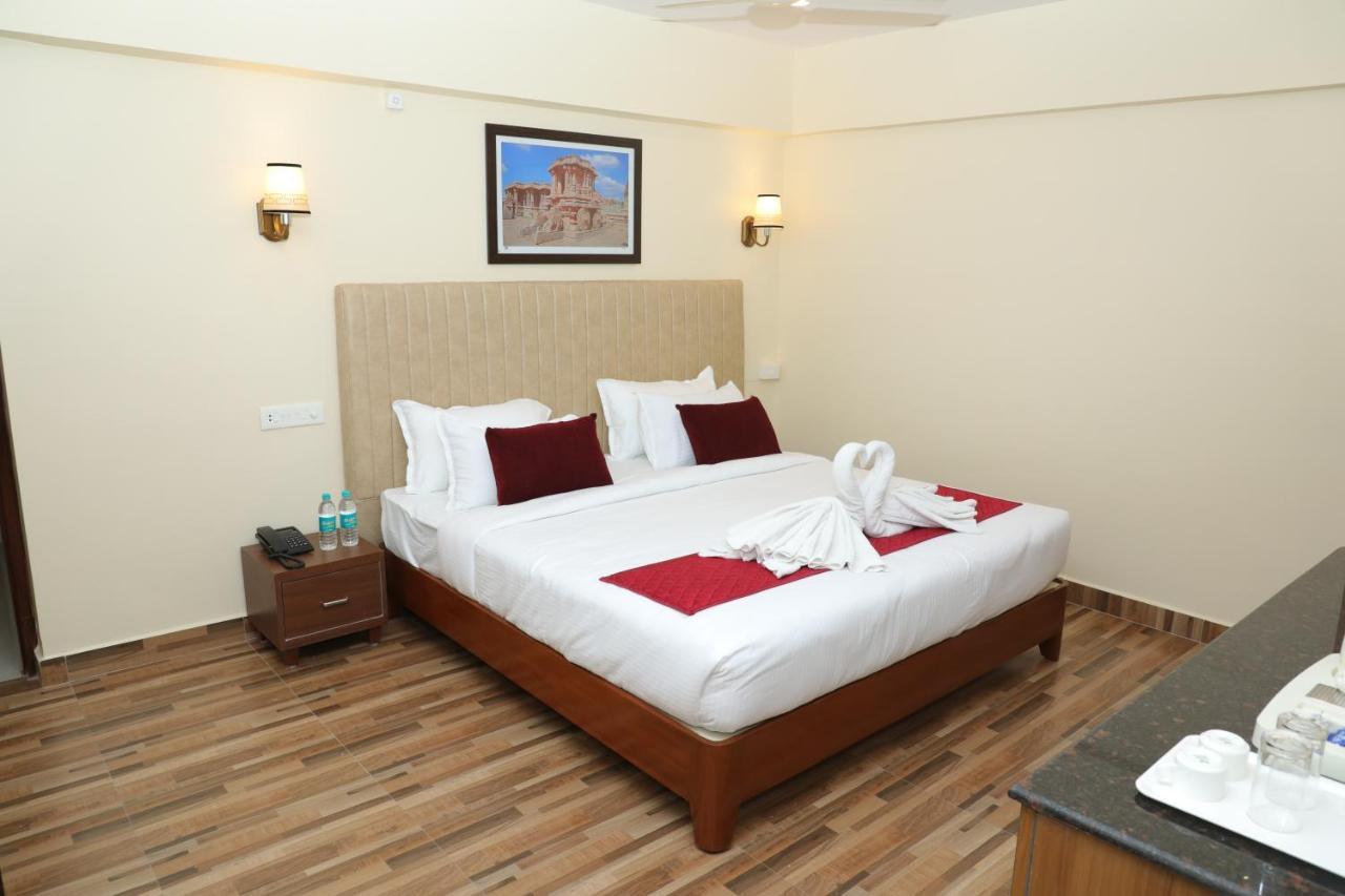 Gadiraju Palace Convention Centre & Hotel Visákhapatnam Kültér fotó